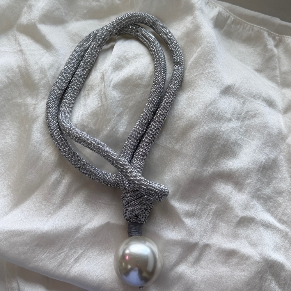 Elegant Silver Necklace with Pearl Pendant